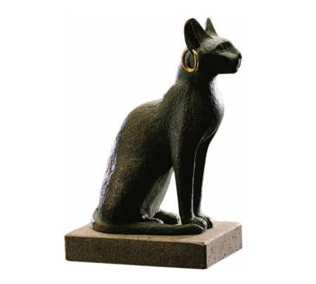 Altägyptische Bastet-Katze mit Ohrring, Metallguss, patiniert und teilvergoldet