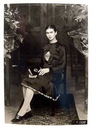 Frida Kahlo im Alter von 19 Jahren, fotografiert von Guillermo Kahlo (1926)