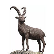 Gartenskulptur "Steinbock", Bronze Der Steinbock ist der unbestrittene Herrscher des Hochgebirges und wagt sich in Höhen, die anderen Tieren längst verwehrt sind.