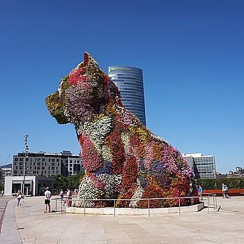 Bilbao, Spanien, Mai 2012: Blumenbedeckter Hundewelpe, der das Guggenheim-Museum in Bilbao in Spanien bewacht. Design von Jeff Koons.