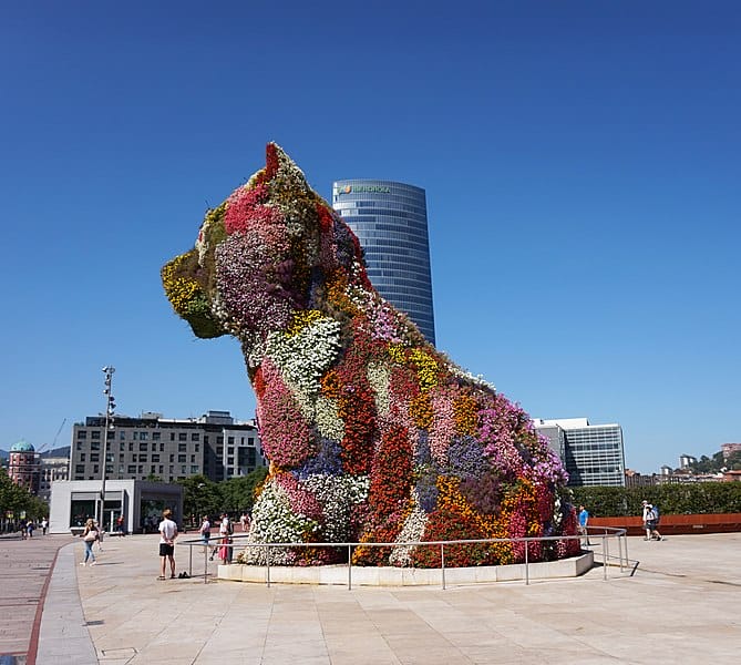 Bilbao, Spanien, Mai 2012: Blumenbedeckter Hundewelpe, der das Guggenheim-Museum in Bilbao in Spanien bewacht. Design von Jeff Koons.