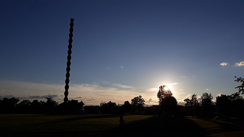 Holz-Monument "Endlose Säule" von Constantin Brancusi bei Sonnenuntergang