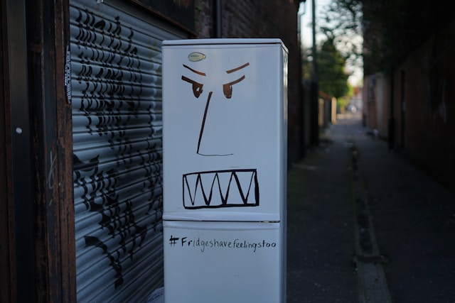 Fridge Art in seiner wohl urspünglichsten Form. Verlassener Kühlschrank mit Graffiti von Old Youth (@oldyouth) in einer kleinen Nebenstraße in Manchester (UK)