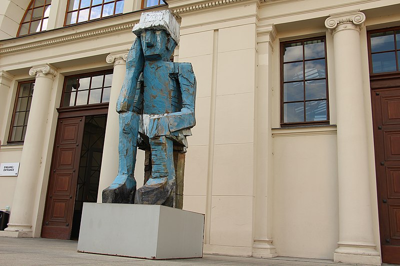 Holzskulptur von Georg Baselitz im Hamburger Bahnhof Museum für Gegenwart (Moabit, Berlin)