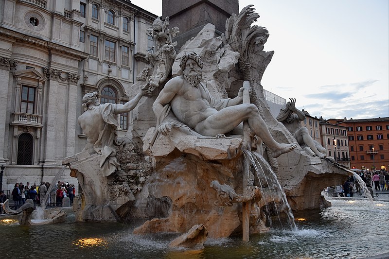 Brunnen der vier Flüsse/Fontana dei Quattro Fiumi auf der Piazza Navona in Rom, Italien. Es wurde 1651 von Gian Lorenzo Bernini entworfen und stellt vier Flüsse dar: den Nil für Afrika, die Donau für Europa, den Ganges für Asien und den Río de la Plata für Amerika.