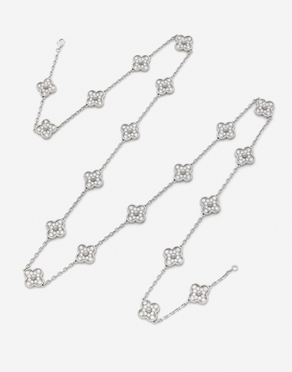VAN CLEEF & ARPELS Halskette „Vintage Alhambra“, aus Weißgold, mit einer Kette aus Forzat-Maschen, verziert mit 20 vier-lappigen Motiven, besetzt mit Diamanten Brillantschliff, der Rand perliert Schätzpreis: 50.000 – 60.000 €