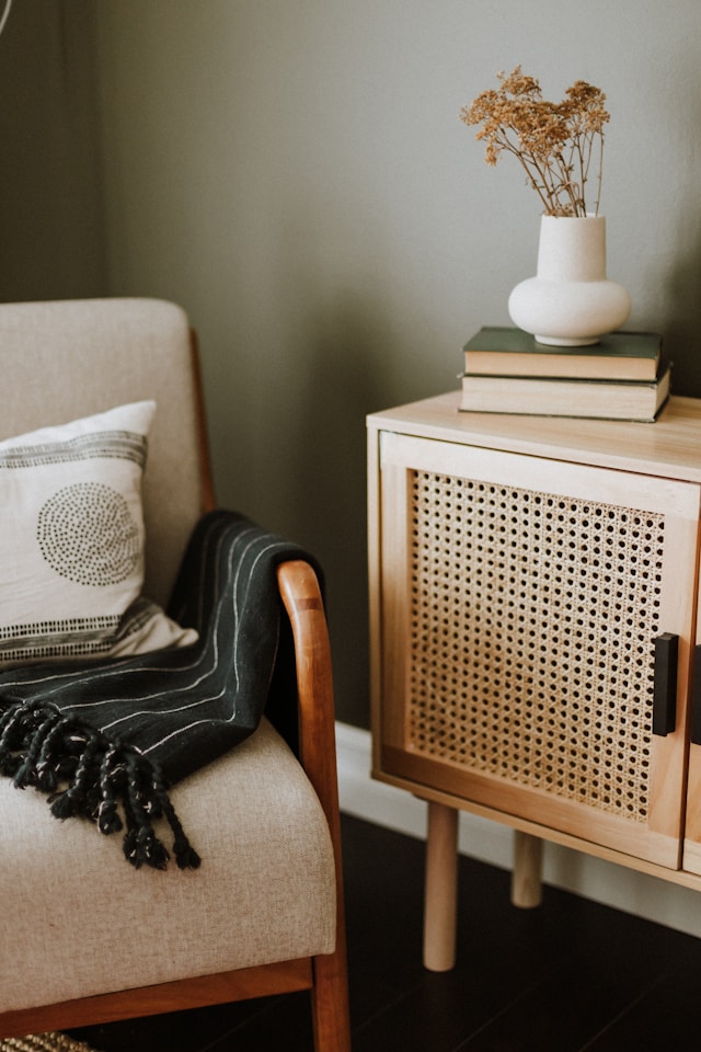 Dieses Sideboard aus Holz und Rattan wirkt wie aus einem Guss