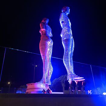 Nachtansicht der Ali- und Nino-Statue von Tamara Kvesitadze in Batumi, Georgien