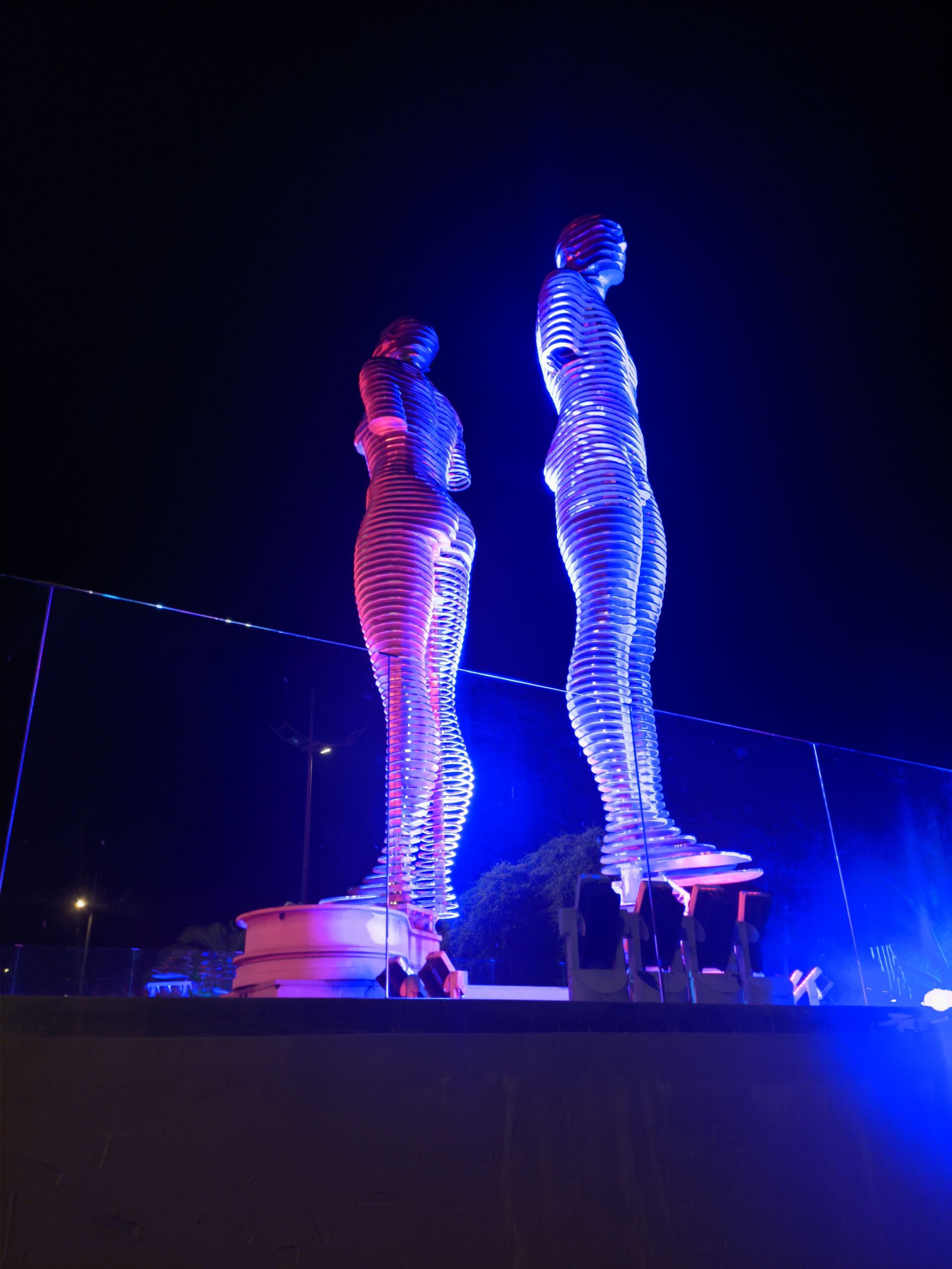 Nachtansicht der Ali- und Nino-Statue von Tamara Kvesitadze in Batumi, Georgien