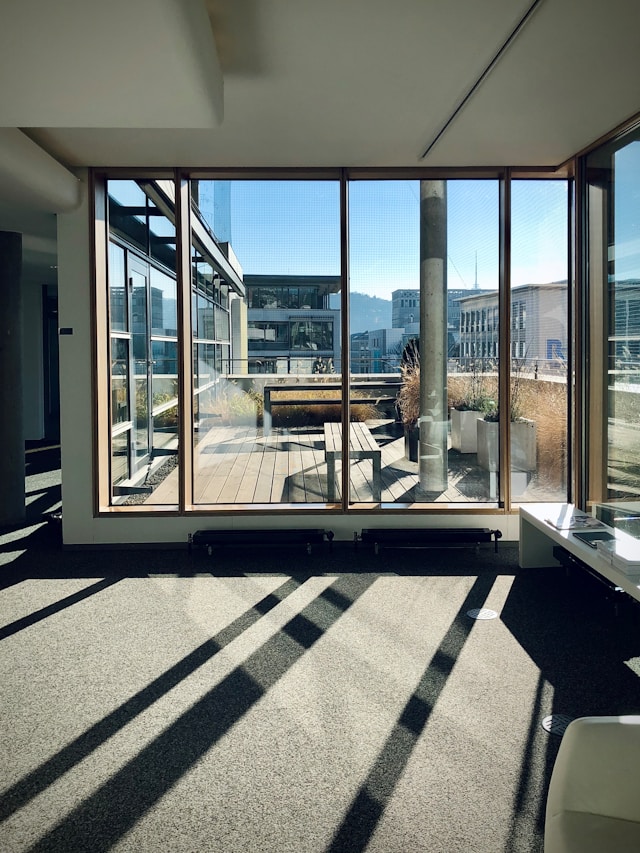 Holzdielen sind ein natürlicher und eleganter Bodenbelag für eine Terrasse