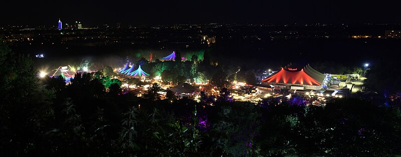 Blick bei Nacht auf das Tollwood Festival im Sommer 2013