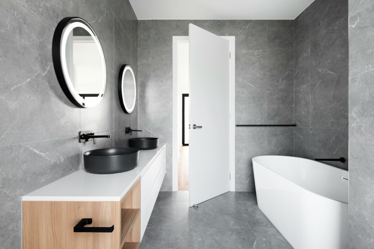 Fusion von luxuriösen Materialien und puristischem Design im Badezimmer - Beispiel 2