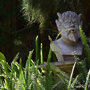 Heutzutage gibt es eine breite Palette von Gartenstatuen, die verschiedenen Stilen und Vorlieben gerecht werden