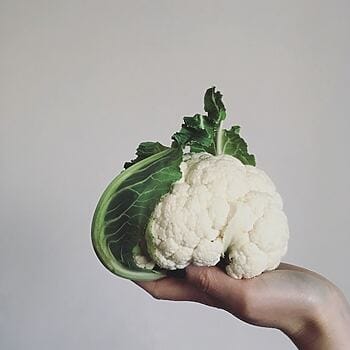 Blumenkohl erinnert nicht nur an ein menschliches Gehirn, sondern versorgt eben dieses mit wichtigen Nährstoffen. Ein echtes Brainfood!