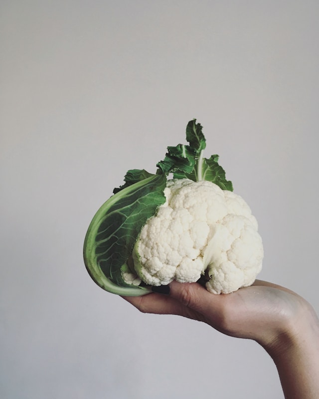 Blumenkohl erinnert nicht nur an ein menschliches Gehirn, sondern versorgt eben dieses mit wichtigen Nährstoffen. Ein echtes Brainfood!