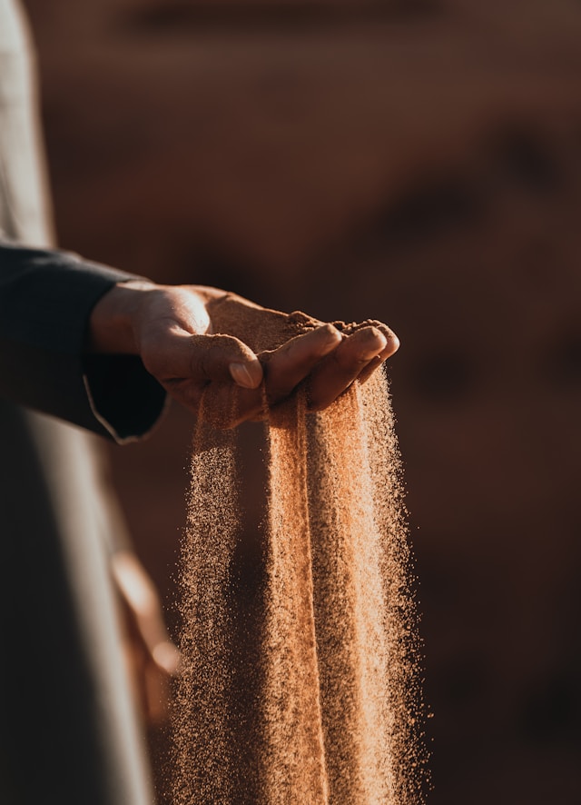 Kreatives Schreiben: Sinnesbilder sind ein mächtiges Stilmittel. Wie fühlt es sich an, wenn warmer Sand durch unsere Finger rinnt?