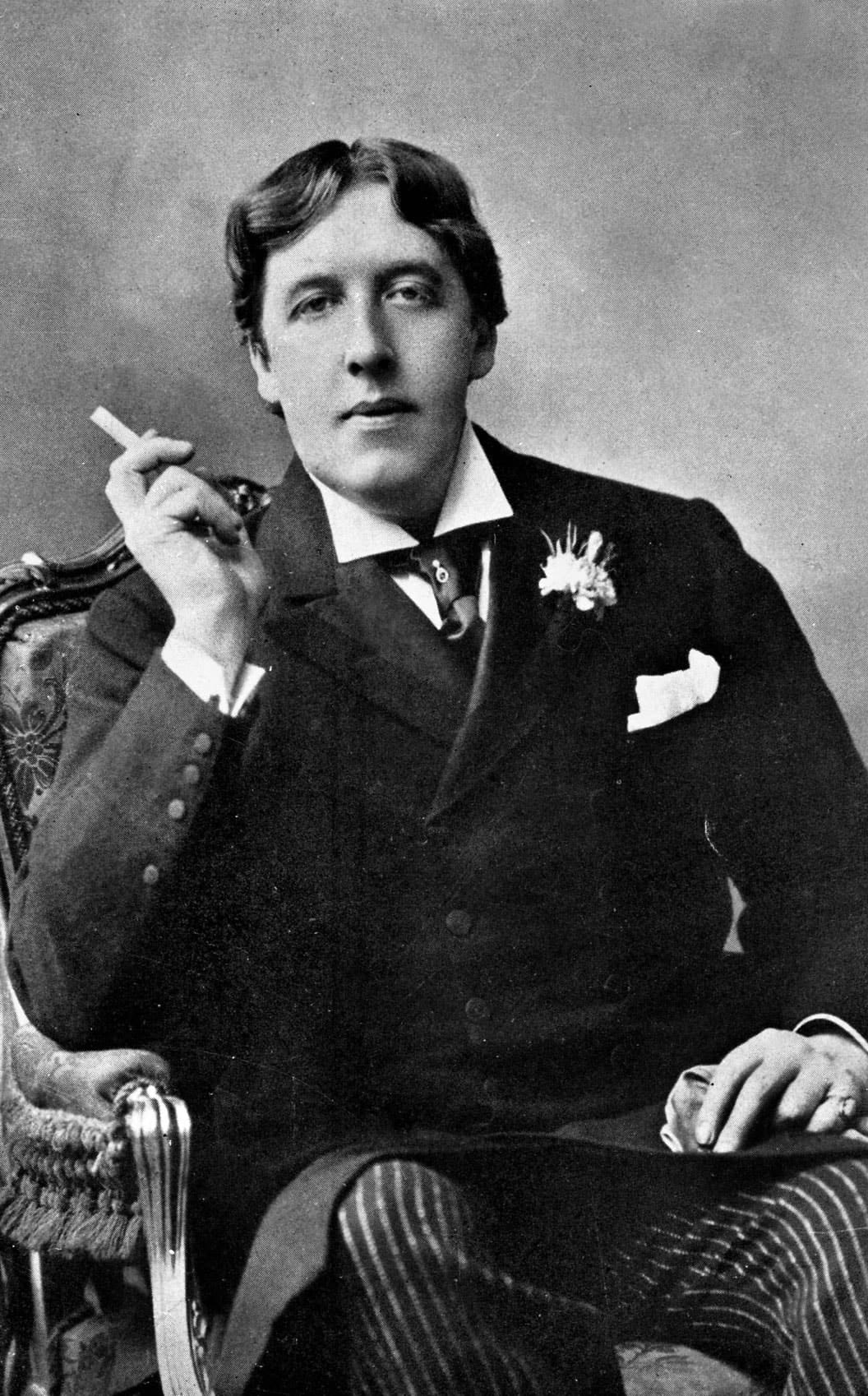 Oscar Wilde in typischer Pose mit Zigarette