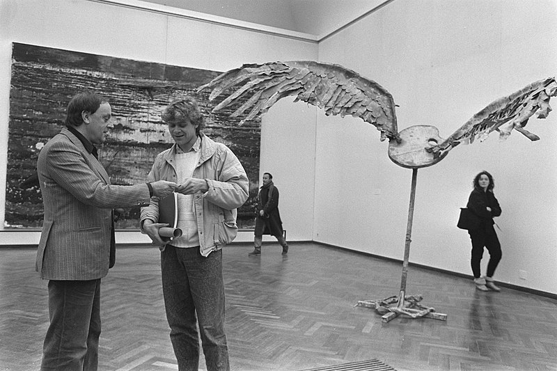 Anselm-Kiefer-Ausstellung im Stedelijk Museum im Jahr 1987. Im Hintergrund das Werk von Anselm Kiefer, welches sich mittlerweile im Privatbesitz von Gabriele Quandt-Langenscheidt befindet