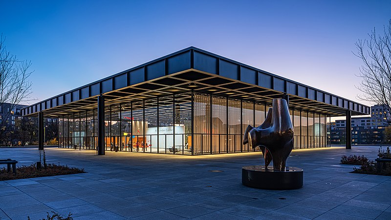 Das Gebäude der Neuen Nationalgalerie (Ost- und Nordfassade; Skulptur «Three Way Piece No. 2: The Archer» von Henry Moore) in Berlin, Deutschland