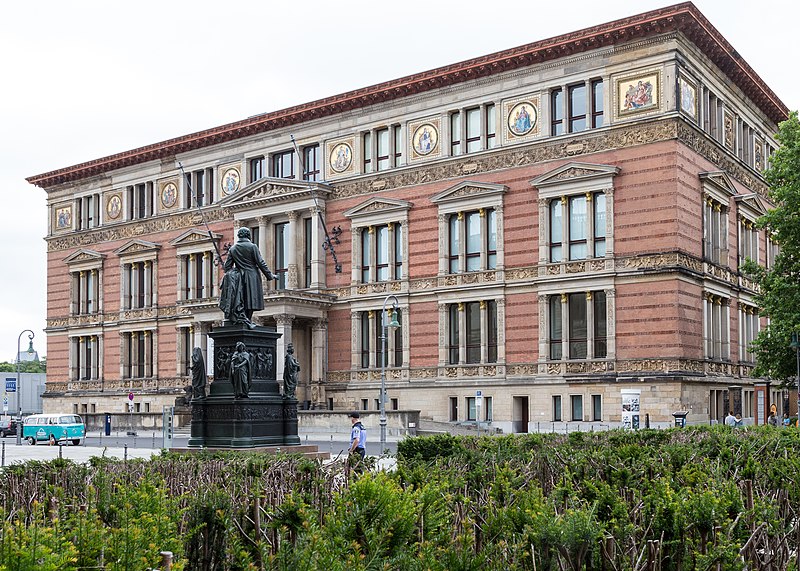 Der Martin-Gropius-Bau in Berlin Kreuzberg, Niederkirchnerstraße. Ehemaliges Kunstgewerbemuseum, heute als Ausstellungsgebäude genutzt. Gesamtansicht.