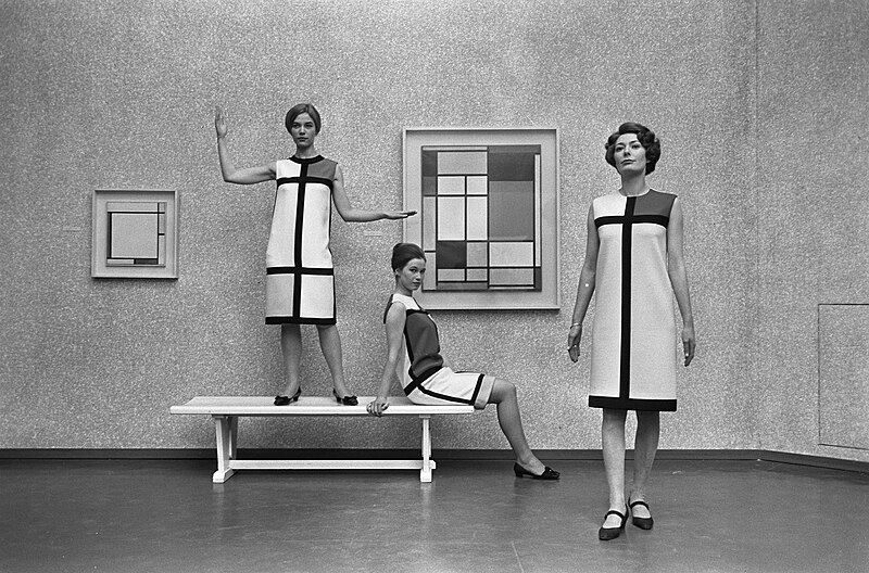 Mondrian Fashion aus Paris, Kleider von Yves Saint. Laurent, die Modelle im Stadtmuseum Den Haag