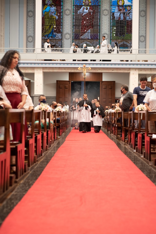 Im Mittelalter hatte Rot religiöse Konnotationen - Diese Tradition wird bis heute in Gotteshäusern gepflegt