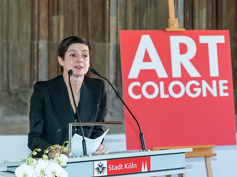 Verleihung des Art Cologne Preises 2018 an die Kunstsammlerin Julia Stoschek im Hansasaal des Historischen Rathauses von Köln Foto: Susanne Titz, Direktorin des Museums Abteiberg Mönchengladbach, hält die Laudatio