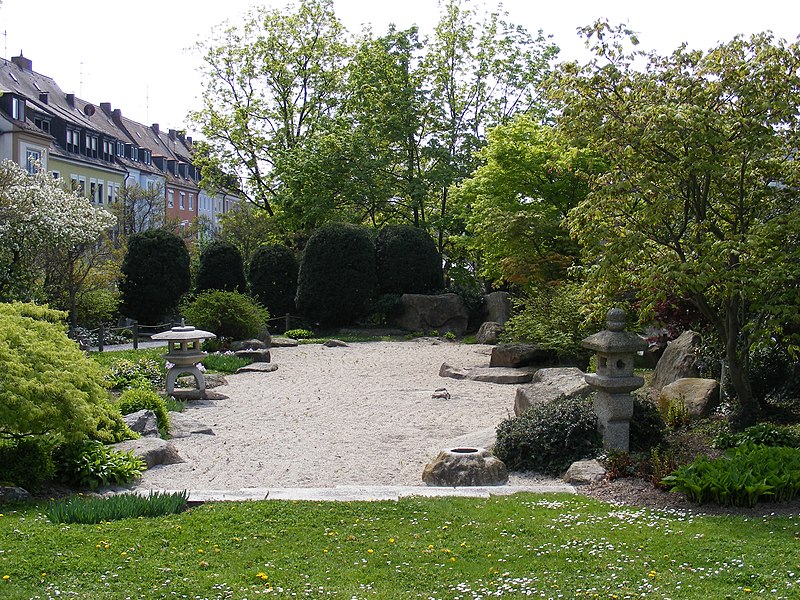 Zen-Garten "Ômi no niwa" mit steinernen Sitzgelegenheiten am Kranenkai in Würzburg