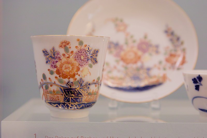 Museum für Kunst und Gewerbe, Hamburg: "Bechertasse und Unterschale mit 'Tischchenmuster': Meissen, um 1730-1735. (Meissener Porzellan nach Imari-Porzellanen)