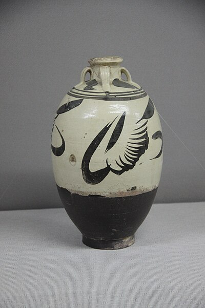 Porzellanvase aus der Song-Dynastie; Porzellangalerie, Stadtmuseum Xinzheng, Provinz Henan (China)