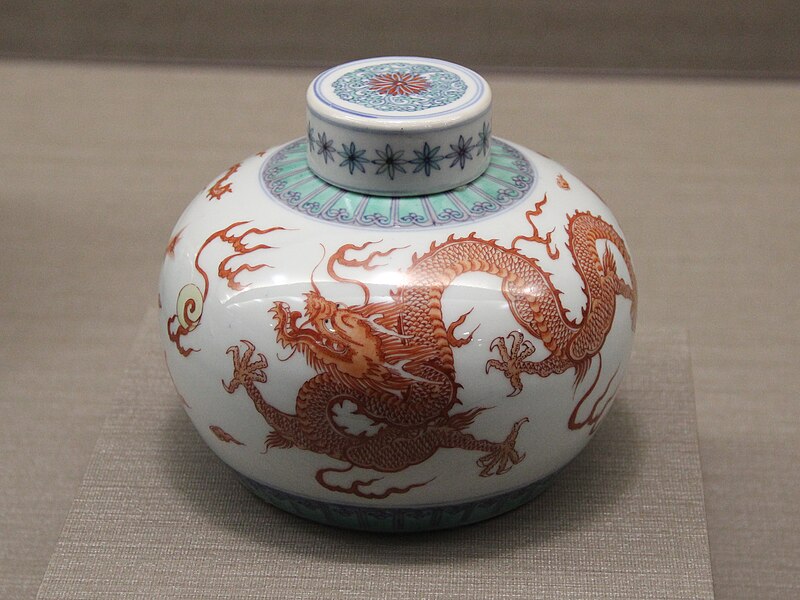 Qing-Porzellan aus der Kangxi-Herrschaft; Keramik- und Porzellangalerie, Palastmuseum, Taipei (Taiwan)