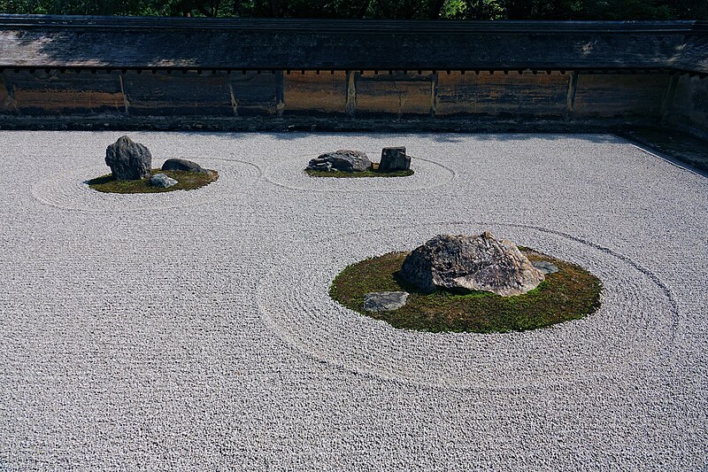 Steine ​​im Zen-Garten/Steingarten am Ryōan-ji-Tempel in Kyoto, Japan.