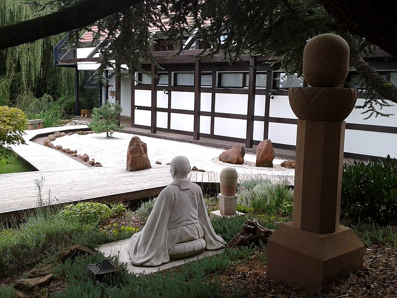 Skulptur des Zen-Meisters Taisen Deshimaru im Zen-Garten des Tempels Kosan Ryumonji. Kosan Ryumon-Ji in Weiterswiller in Frankreich