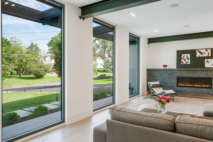 Bodentiefe Fenster sorgen für helle und moderne Wohnräume