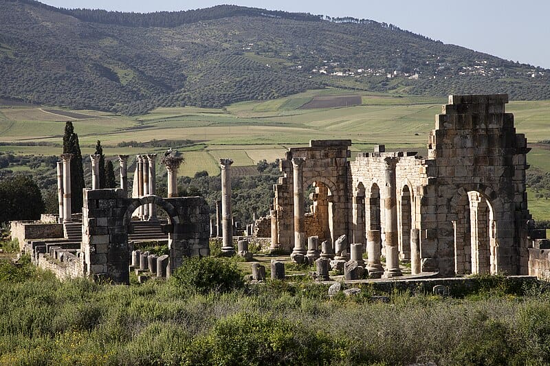 Volubilis stellte eine römische Siedlung in der Nähe von Meknès in Marokko dar. Das historische Areal, das aus öffentlichen Bauwerken, Wohnstätten und wirtschaftlichen Einrichtungen besteht, wurde im Jahr 1997 in die Liste des UNESCO-Weltkulturerbes aufgenommen.