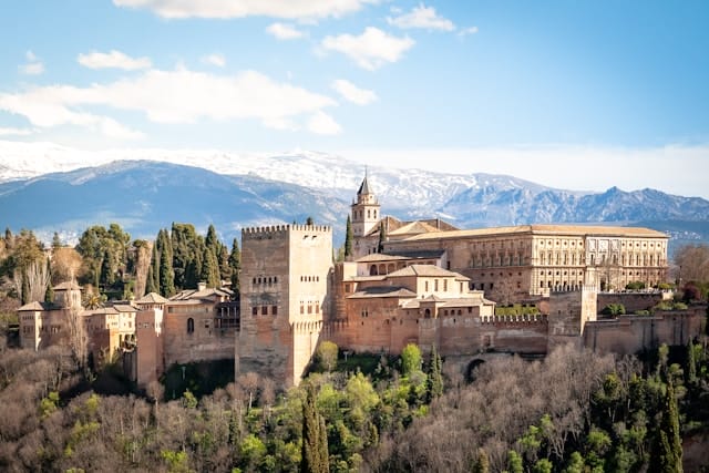 Die Alhambra ist eine Stadtburg auf dem Sabikah-Hügel im andalusischen Granada in Spanien. Sie gilt als eines der bedeutendsten Beispiele des maurischen Stils der islamischen Kunst