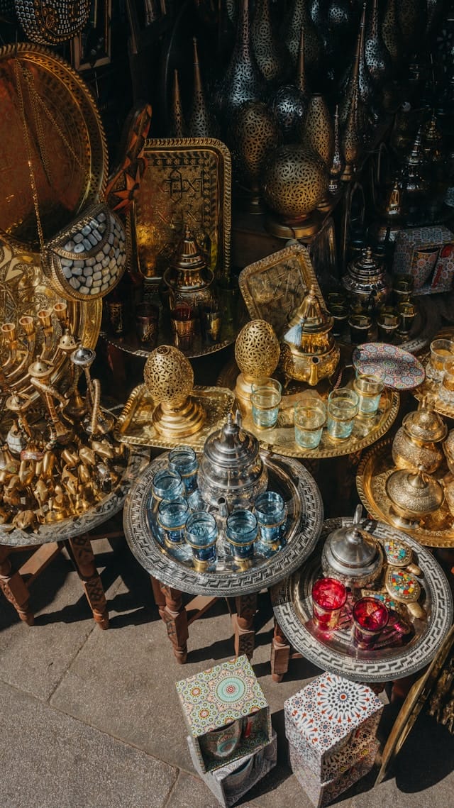 Filigrane Metallarbeiten auf einem Markt in Marrakesch