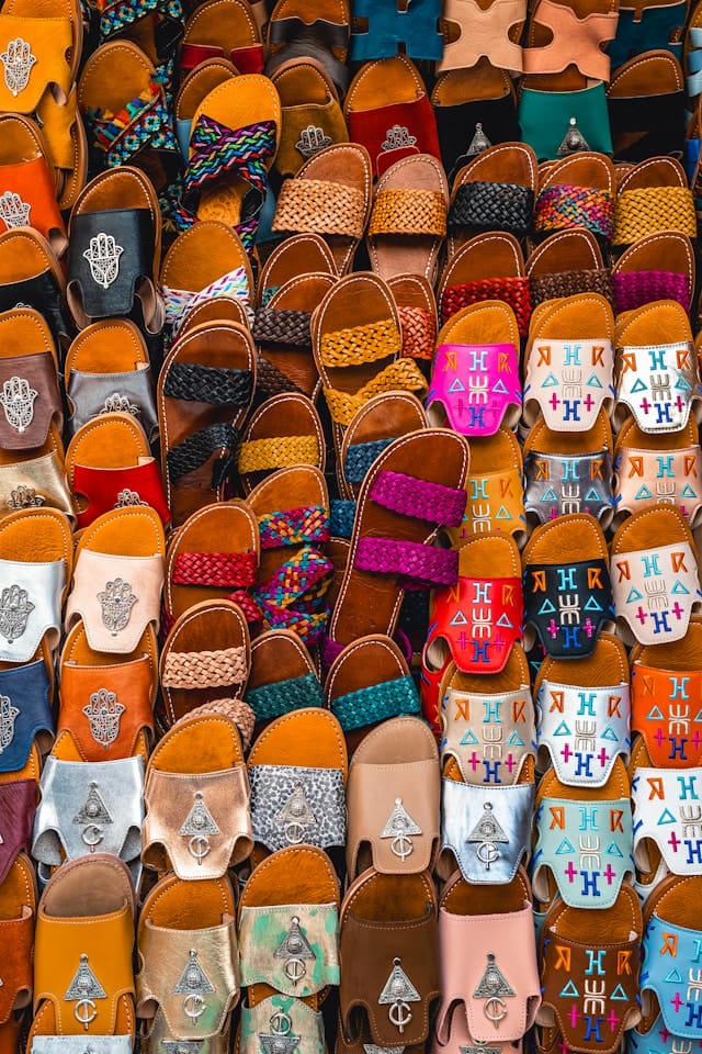 Ledersandalen an einem Marktstand in Fès