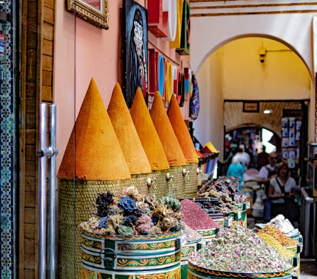 Die Souks sind das pulsierende Zentrum von Marrakesch: Märkte, die sich vorwiegend in schmalen Gassen über verschiedene Stadtviertel der Innenstadt ausbreiten.