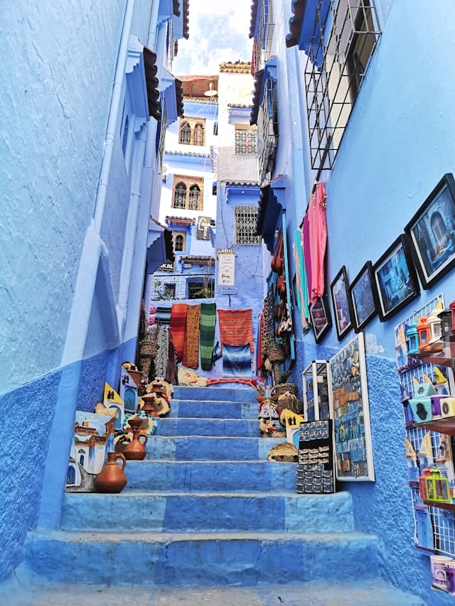 Eine Wanderung durch die blaugefärbten Gassen von Chefchaouen ist ein Fest für die Augen