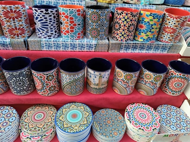 Keramik und Kunsthandwerk auf einem Markt in Fès