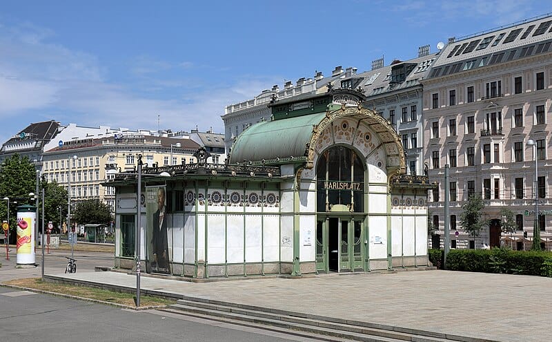 Ostansicht des ehemaligen westlichen Stadtbahn-Pavillons am Karlsplatz im 4. Wiener Gemeindebezirk Wieden. 1898 wurden nach einem Entwurf von Otto Wagner zwei identische Zugangsgebäude für die Stadtbahnstation Karlsplatz errichtet. Die vielen dekorativen Details machten die Station zu einem Musterbeispiel des Wiener Jugendstils.