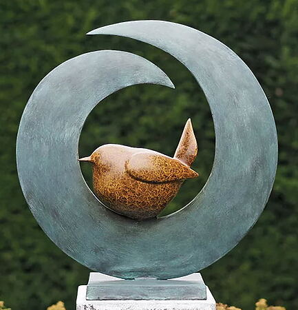 Moderne Gartenskulptur "Vogel im Nest", Edition in feiner Bronze