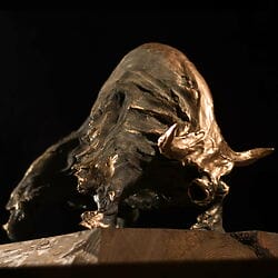 Expressive Stierskulptur "Diabolus the bull" von Leya Marincic