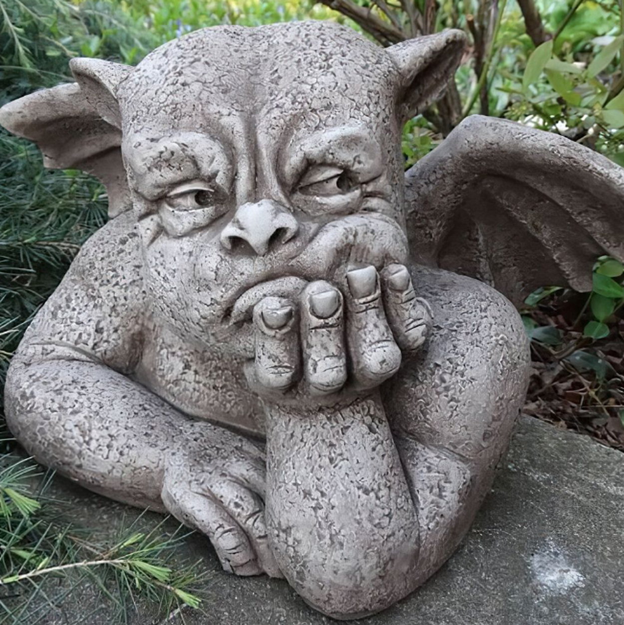 Gartenstatuen - Klassische Gargoyle-Skulptur Reygar aus Steinguss, antikgraues Design