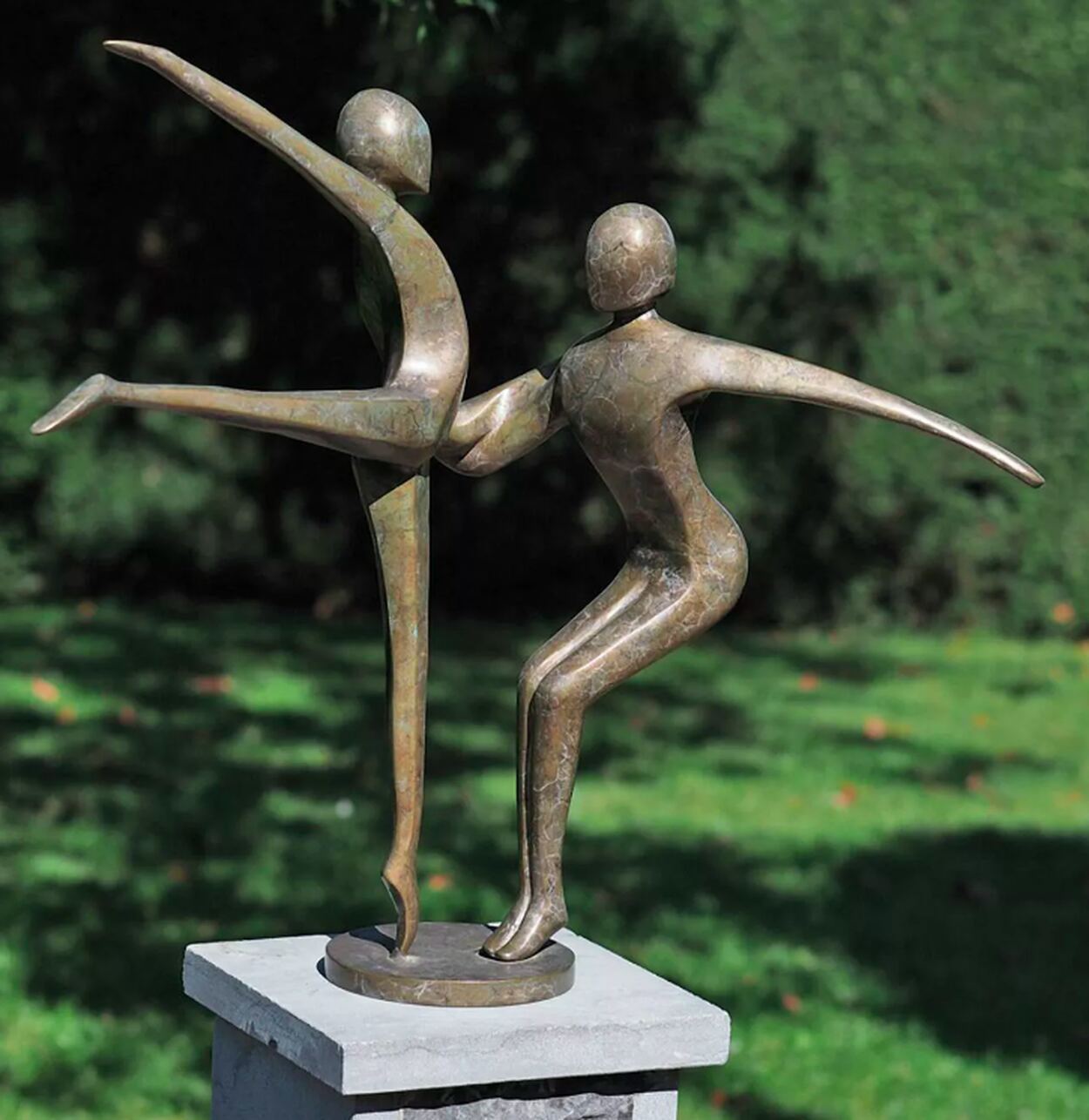 Schwungvolle Gartenskulptur "Passion Tanz", Bronze